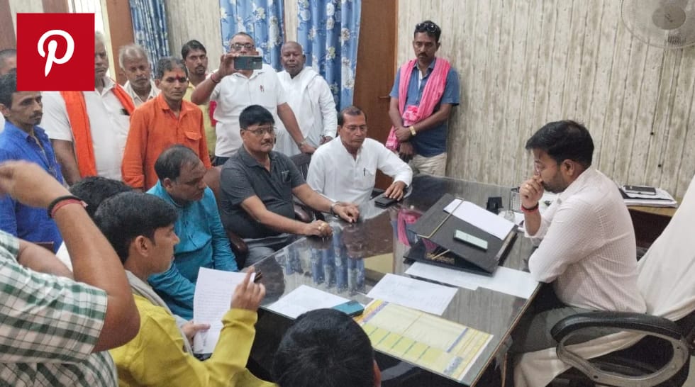 व्यापारी के उत्पीड़न से क्षुब्ध होकर व्यापार मंडल द्वारा उप जिलाधिकारी को सौंपा गया पत्रक