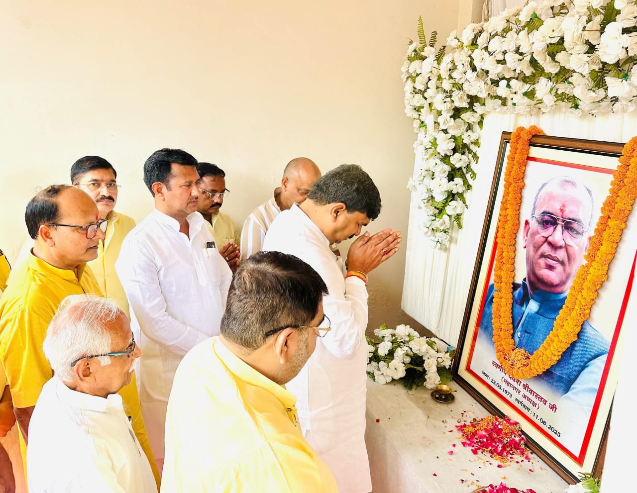 भाजपा संगठन प्रदेश महामंत्री श्री धर्मपाल जी ने स्व०देवेश श्रीवास्तव के आवास पर पहुंच कर दी श्रद्धांजलि