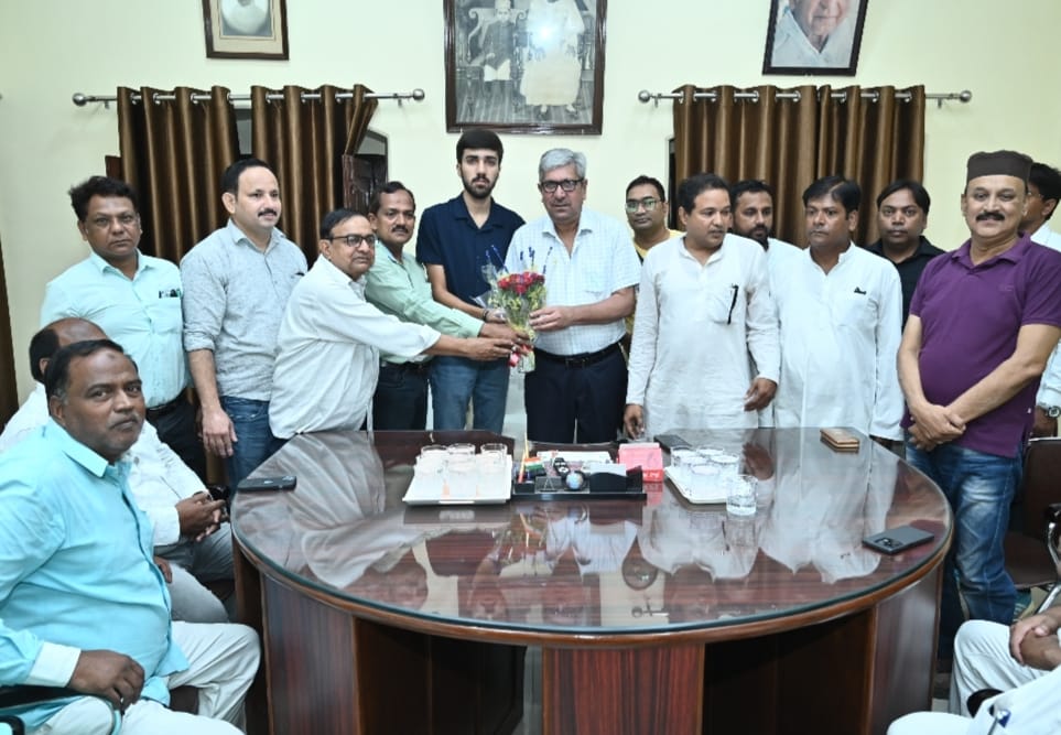 इमामबाड़ा स्टेट पहुँच कर भारतीय मानवाधिकार परिवार पत्रिका मियां साहब को भेंट की