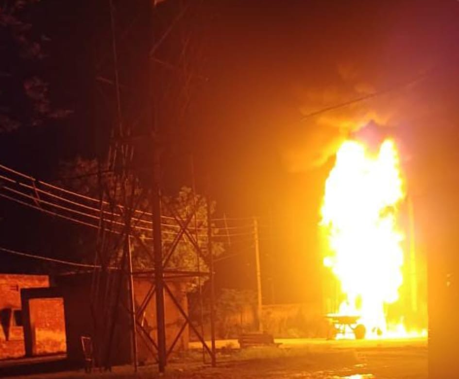 ट्रॉली ट्रांसफार्मर में लगी आग, सैकड़ों घरों की बत्ती गुल