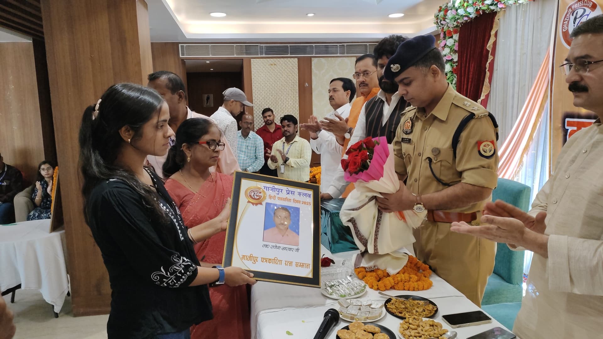 गाज़ीपुर: गाज़ीपुर प्रेस क्लब के तत्वाधान में हिंदी पत्रकारिता दिवस के अवसर पर बृहद सम्मान समारोह का आयोजन किया गया।