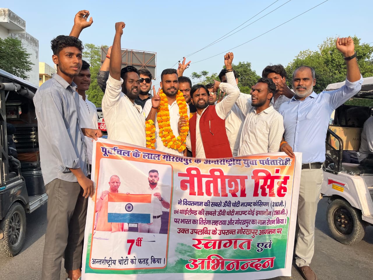  7वी अंतरराष्ट्रीय चोटी को फतह कर गोरखपुर पहुंचने पर अंतर्राष्ट्रीय पर्वतारोही नीतीश सिंह का हुआ स्वागत।