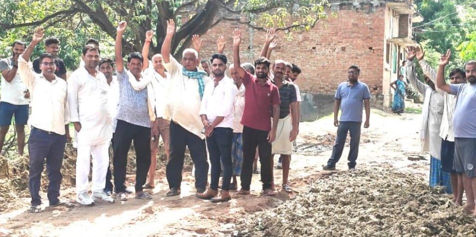 गाजीपुर: अफजलपुर में जर्जर सड़क और जलजमाव को लेकर ग्रामीणों का विरोध प्रदर्शन