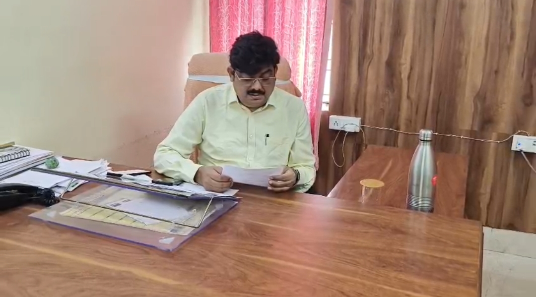 आवास में सेल्फ सर्वे में ढिलाई पर सात बीडीओ का वेतन रूका। परियोजना निदेशक राजेश यादव ने सात बीडीओ का वेतन रोकने का दिया निर्देश।