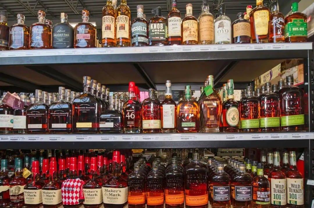 मिलावटी शराब का गोरखधंधा बेनकाब: गाजीपुर में अंग्रेजी शराब की दुकान सीज, अनुज्ञापी गिरफ्तार