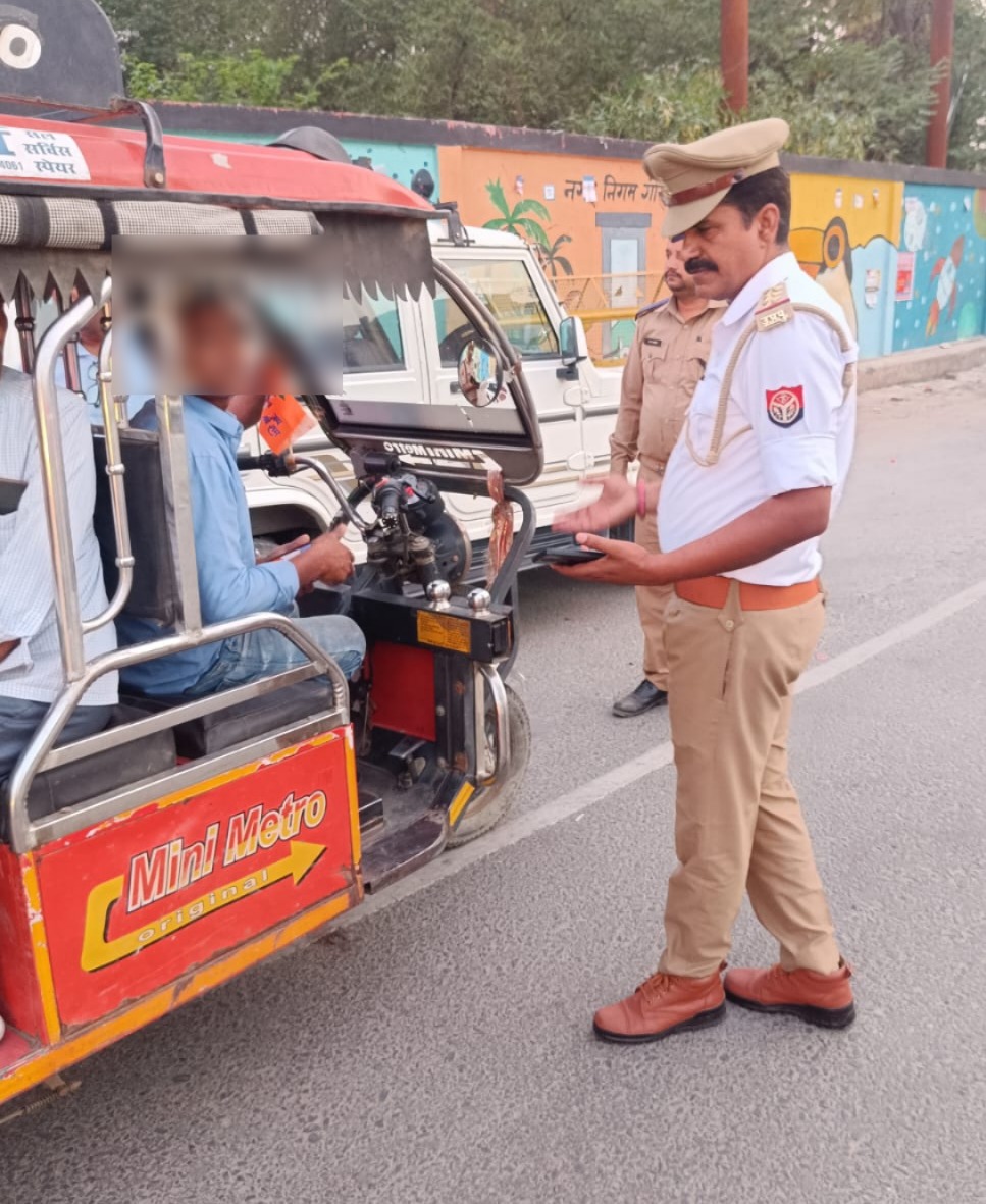 वरिष्ठ पुलिस अधीक्षक गोरखपुर के निर्देशन में पुलिस अधीक्षक यातायात के नेतृत्व में यातायात व्यवस्था को सुचारु रुप से संचालित करने एवं सड़क दुर्घटनाओं की रोकथाम हेतु यातायात पुलिस टीम द्वारा चेकिंग अभियान चलाया गया ।