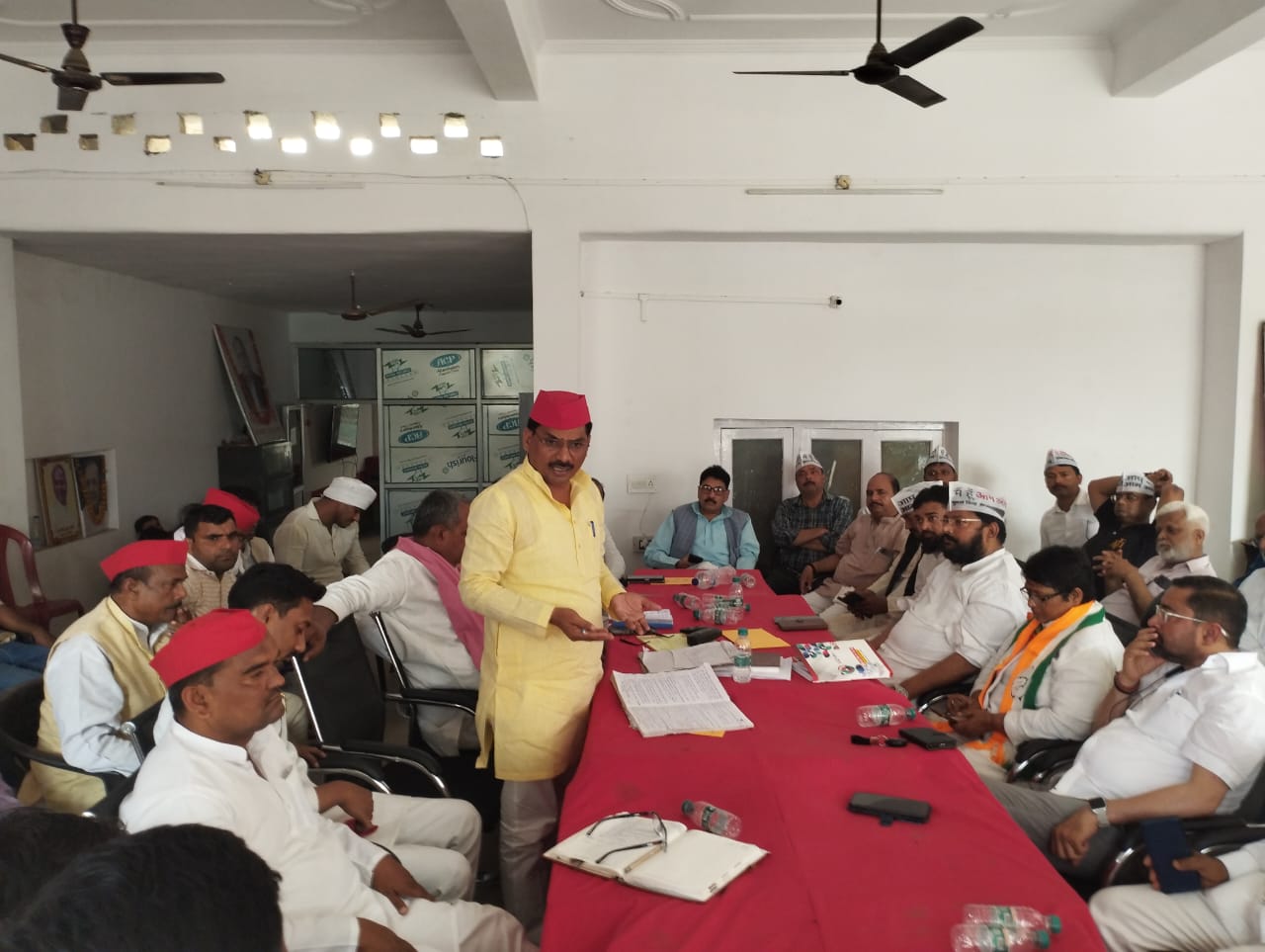 समाजवादी पार्टी के बेतियाहाता स्थित कार्यालय पर जिलाध्यक्ष ब्रजेश कुमार गौतम की अध्यक्षता में इन्डिया गठबन्धन की बैठक हुई संचालन महानगर अध्यक्ष शब्बीर कुरैशी व जिला महासचिव रामनाथ यादव ने किया बैठक