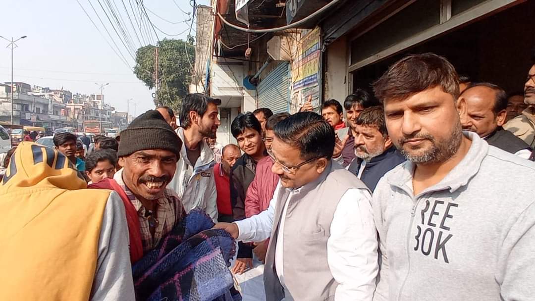 सर्व समाज सेवा संस्थान के द्वारा बाटा गया गरीबो को स्वेटर और कम्बल