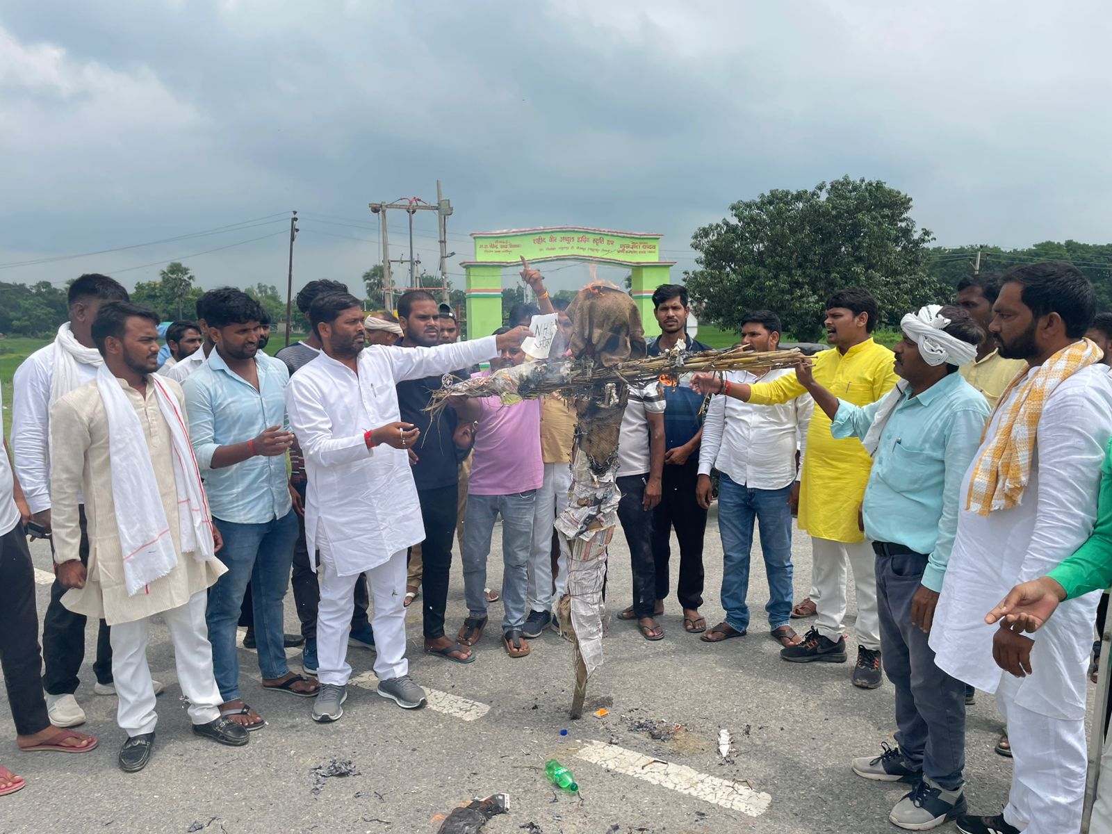 रसूलपुर बेलवा क्रॉसिंग पर तीसरे दिन पुतला दहन, कल शवयात्रा निकालने की चेतावनी
