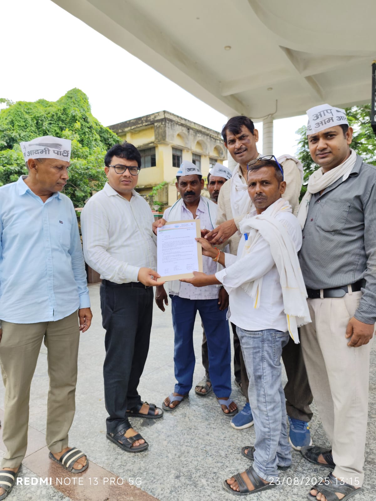 योगी सरकार की नाकामी से खाद के लिए तरस रहे किसान, आप ने किया प्रदेशव्यापी आंदोलन