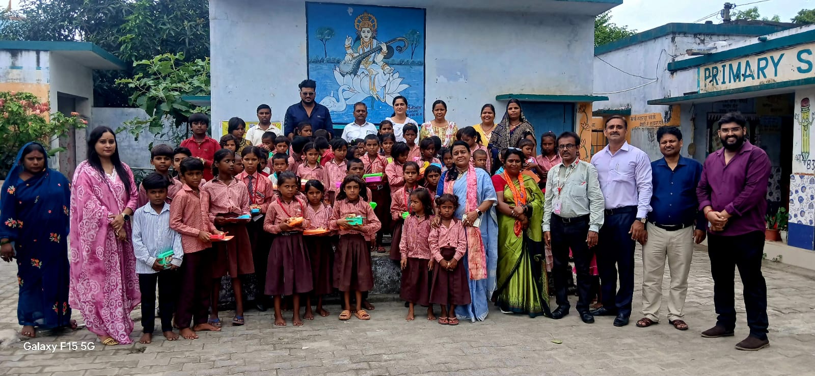 नौनीहालो के चेहरे पर मुस्कान लाने का अनोखा प्रयास साथी फाउंडेशन की एक पहल