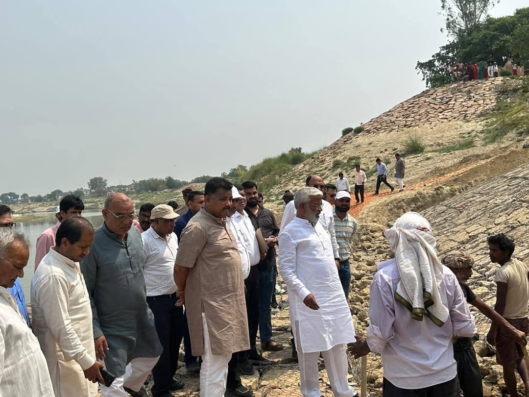 उ०प्र० सरकार के जलशक्ति व गोरखपुर के प्रभारी मंत्री मा० श्री स्वतंत्रदेव सिंह जी ने राप्ती नदी  तट पर  बाढ़ सुरक्षात्मक कार्य का स्थलीय निरीक्षण किया