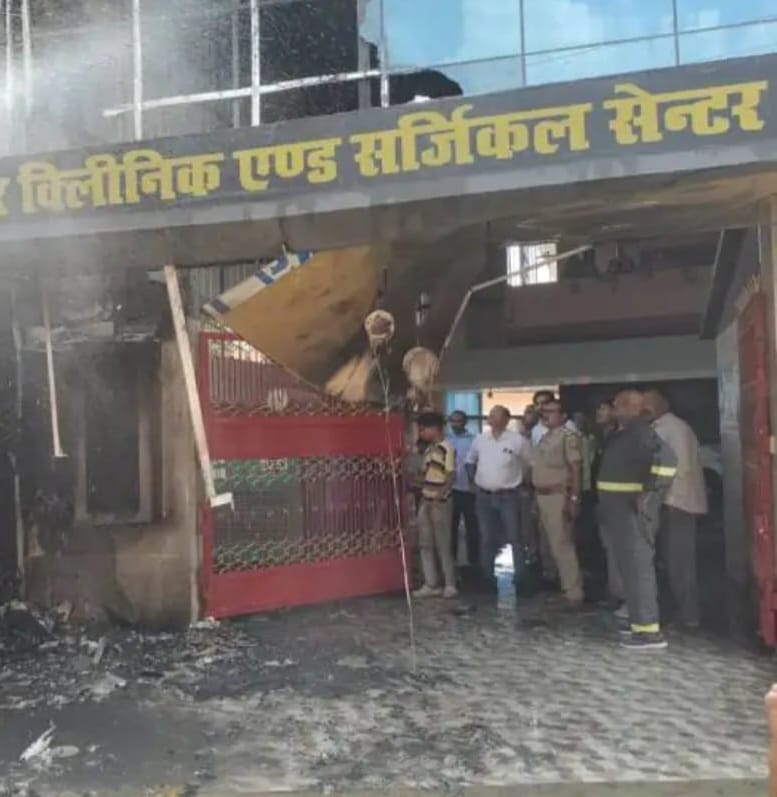 रुस्तमपुर चौक पर संजय फेक्चर क्लिनिक में लगी आग