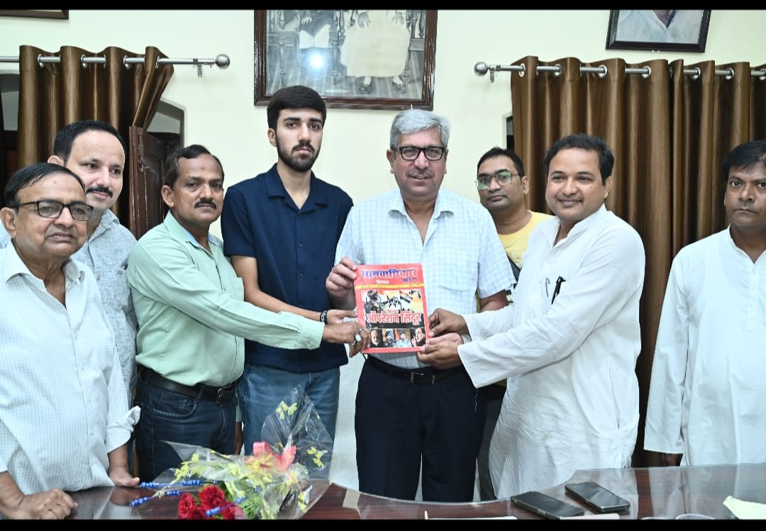 इमामबाड़ा स्टेट पहुँच कर भारतीय मानवाधिकार परिवार पत्रिका मियां साहब को भेंट की