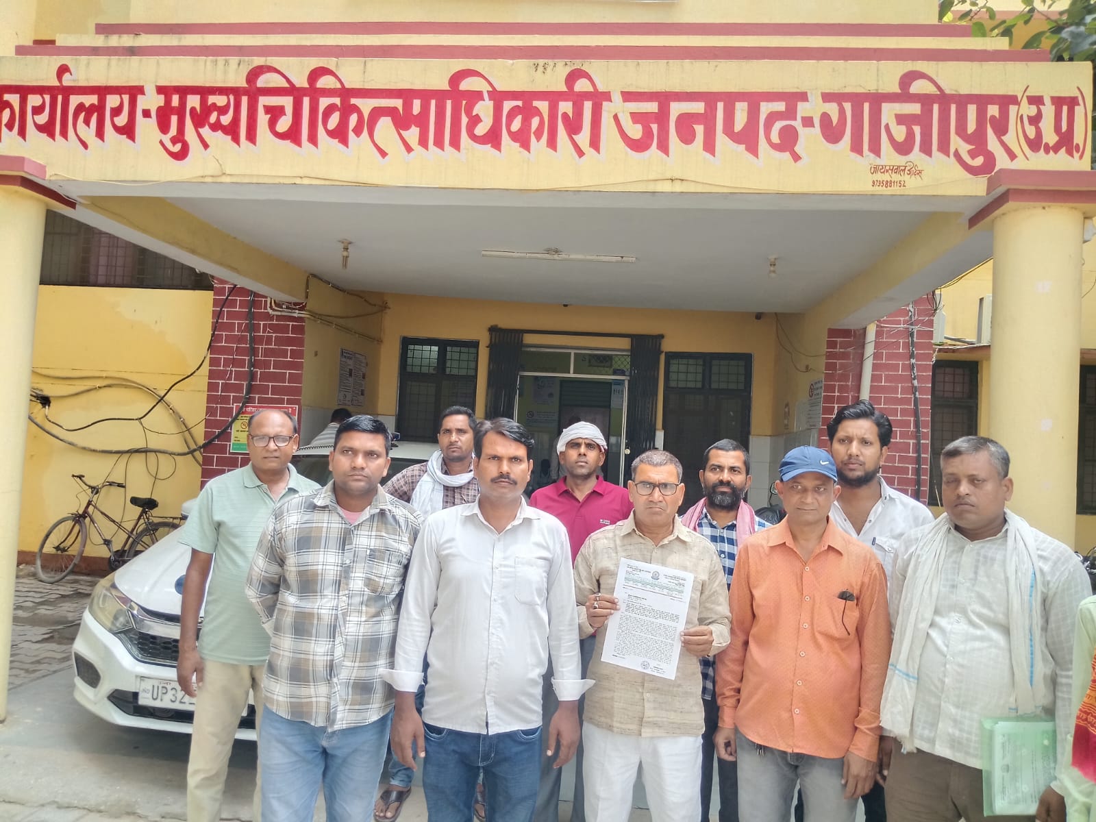 एंकर खबर गाजीपुर से है जहां ऑल इंडिया कम्युनिटी हेल्थ वर्कर एसोसिएशन ने मुख्य चिकित्सा अधिकारी के माध्यम से ज्ञापन भेज मामले में शासन के हालिया आदेश का अनुपालन तत्काल सुनुचित करने पर जोर  दिया जाए