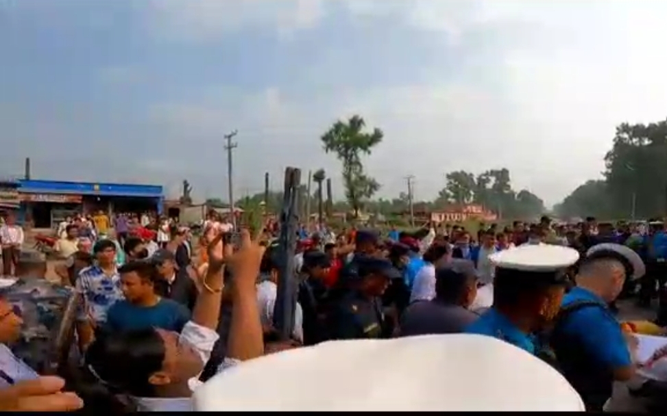 नेपाल मे नवल परासी के कवासोती में बेकाबू ट्रक से हुई मोटरसाइकिल की टक्कर