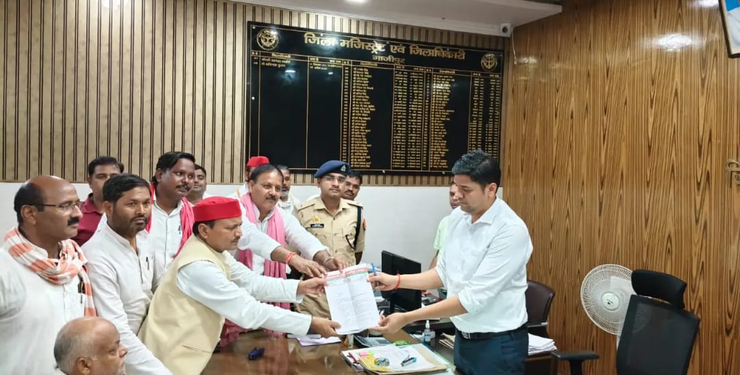 सपा ने डीएम को सौपा पत्रक,की यह मांग