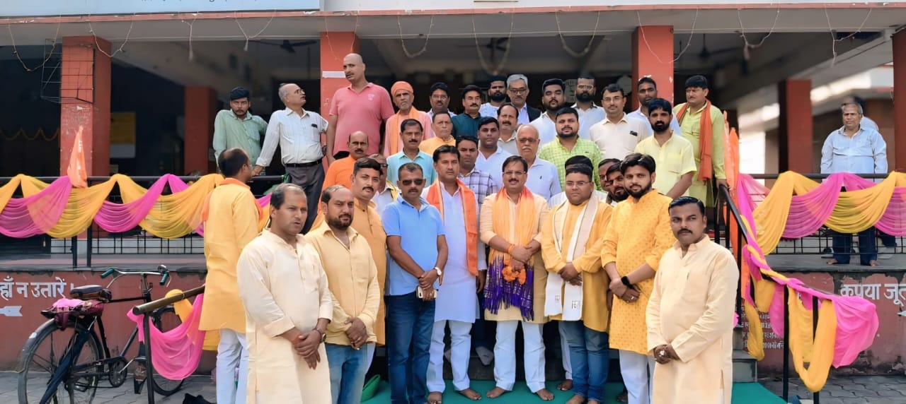 गोरखपुर डॉ० धर्मेंद्र सिंह ने गुरु पूर्णिमा के अवसर पर संतों का किया सम्मान