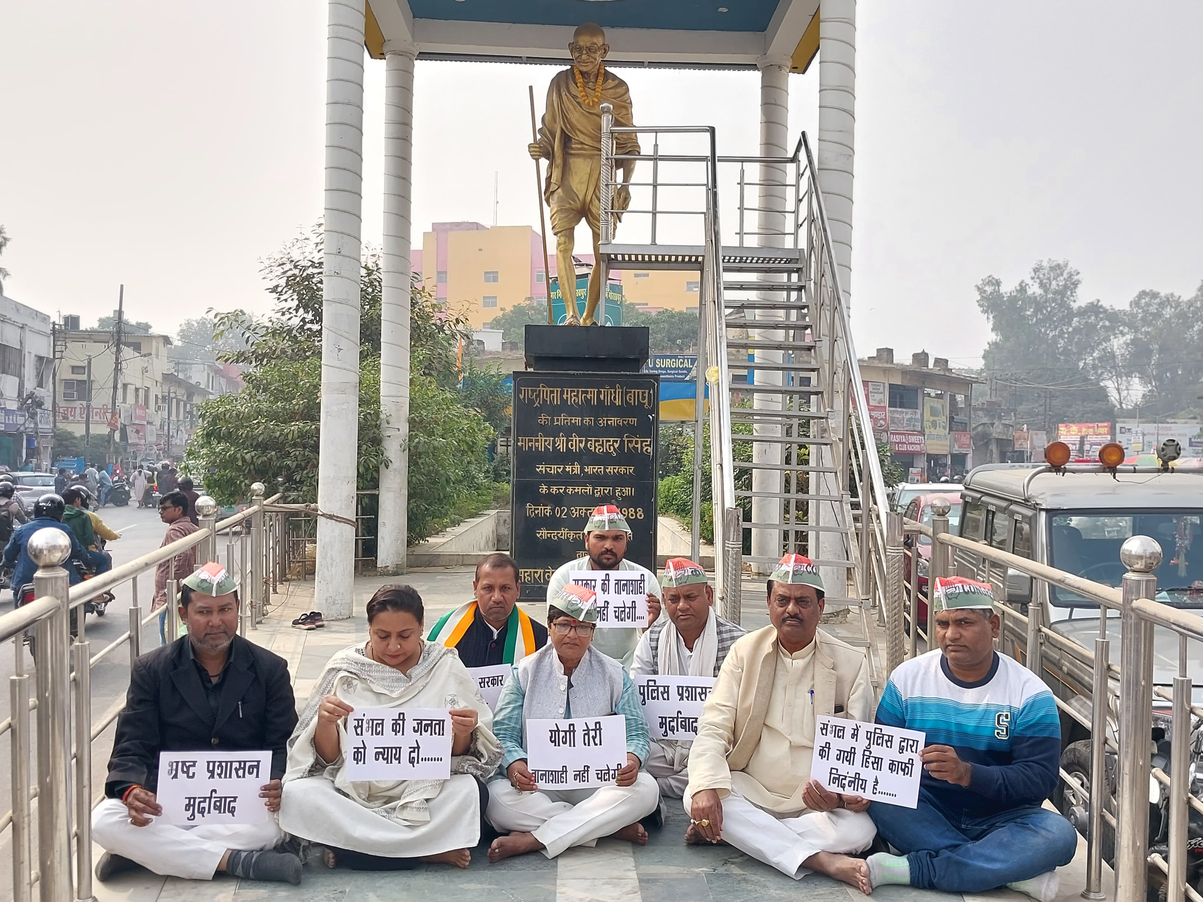 जिला कांग्रेस कमेटी निर्मला पासवान के नेतृत्व में प्रदेश अध्यक्ष के निर्देशानुसार गोरखपुर गोलघर गांधी प्रतिमा  के नीचे 1 घंटे का मौन रखते हैं