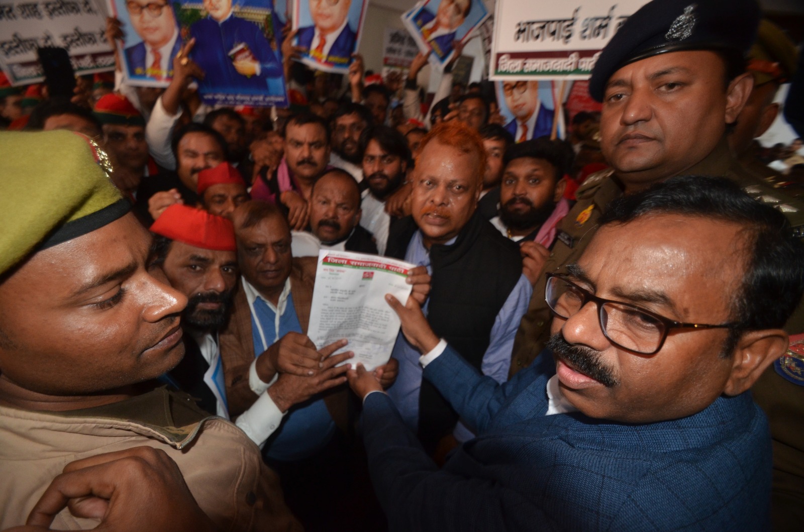 समाजवादी पार्टी के राष्ट्रीय अध्यक्ष श्री अखिलेष यादव के निर्देषानुसार समाजवादी पार्टी के जिलाध्यक्ष जयसिंह ‘जयन्त’ के नेतृत्व में सांसद आर0के0 चैधरी, प्रदेष उपाध्यक्ष सी0एल0 वर्मा एवं जिला महासचिव शब्बीर अहमद खान के साथ हजारों की संख्या में कार्यकर्ता पार्टी कार्यालय 6, लाजपत राय भवन कैसरबाग