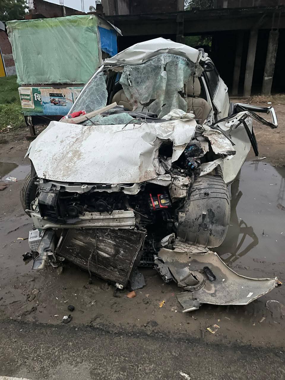 भटहट बासस्थान मार्ग तेज़ रफ़्तार कार ने खड़ी ट्राली में मारी ज़ोरदार टक्कर मौके पर दो लोगों की मौत