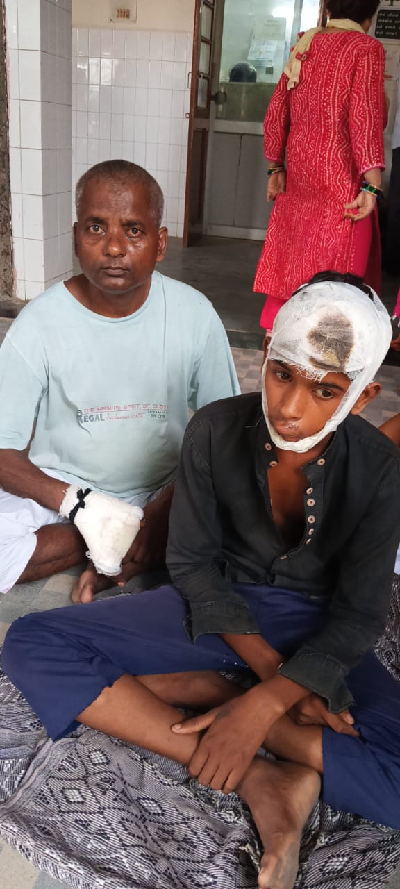 दीप नारायण व उनके साथ उनका पुत्र लकी जिसके पर भारी चोट लगी हुई है