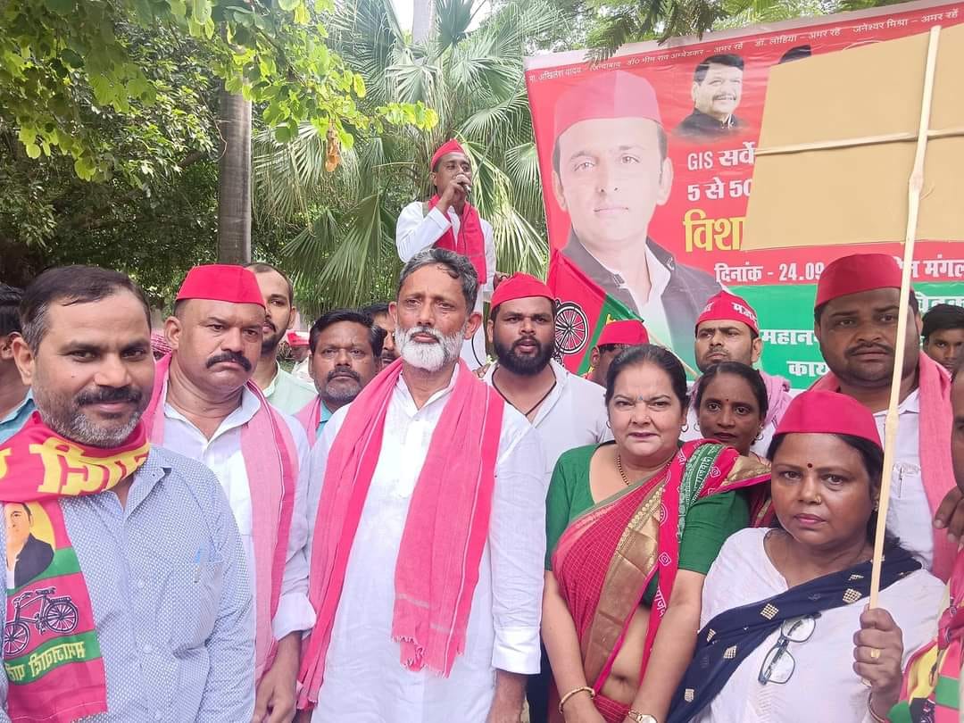 गोरखपुर समाजवादी पार्टी नगर निगम में किया विरोध हॉउस टैक्स बिजली  टैक्स की बड़ोतरी  दर को लेकर किया धरना प्रदर्शन