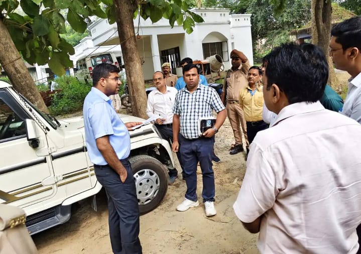 गोरखपुर डीएम दीपक मीणा ने एसडीएम के स्थानांतरण के दिए निर्देश