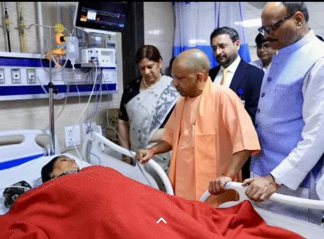 योगी के सामने मंत्री की जुबान फिसली! कह दिया – गोरखपुर AIIMS से बेहतर है लखनऊ का KGMU