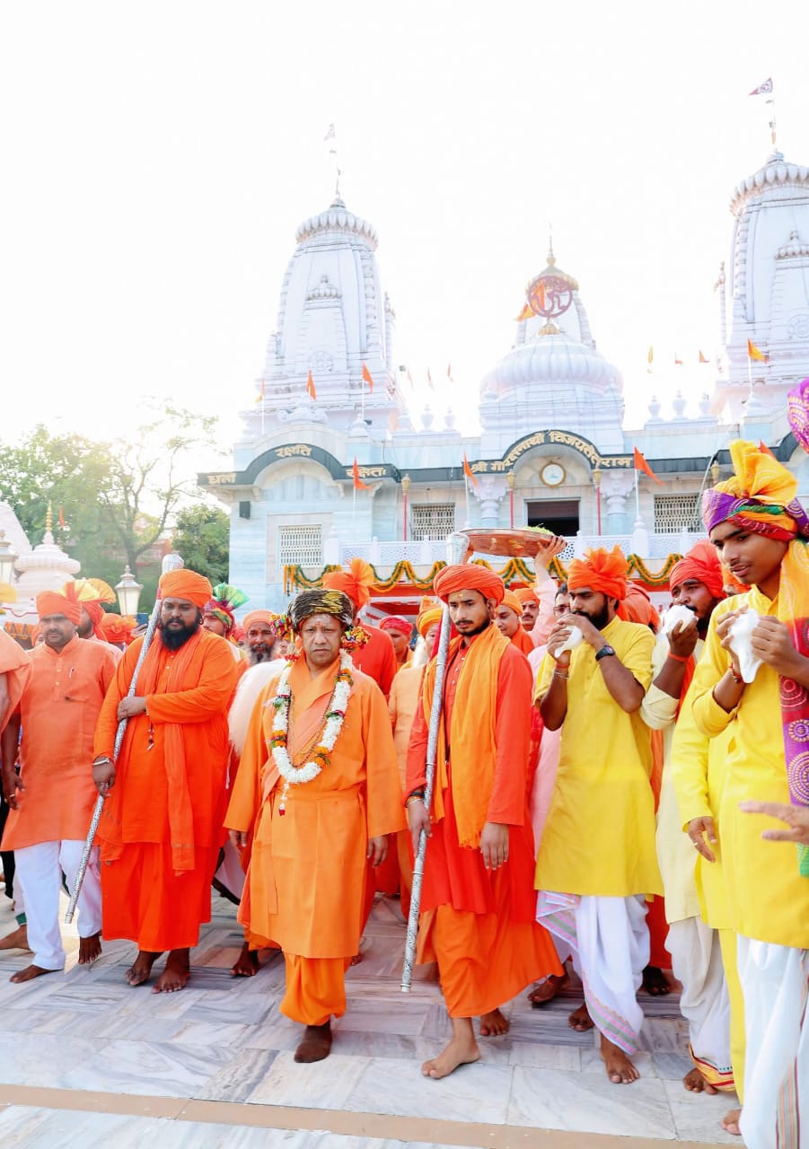 विजयादशमी के पावन पर्व पर परंपरा के अनुरूप गोरक्षपीठाधीश्वर, महंत श्री MYogiAdityanath जी महाराज के पावन सान्निध्य में आज श्री गोरखनाथ मंदिर से भव्य-दिव्य शोभायात्रा निकाली गई।