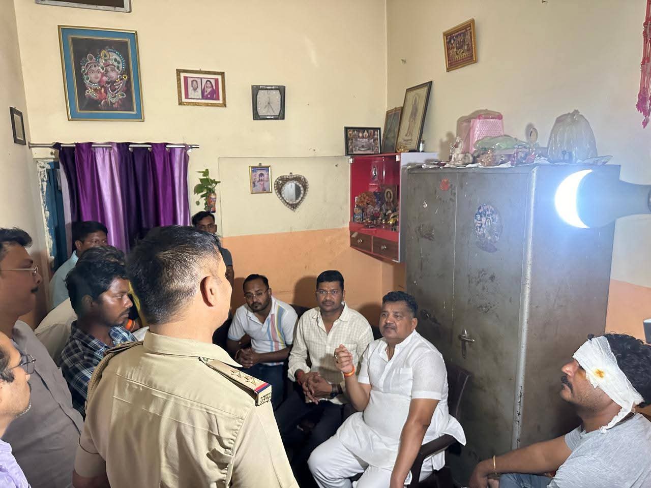 जाफरा बाजार में घायल भाजपा कार्यकर्ता से मिलने पहुंचे विधायक विपिन सिंह, दोषियों पर कड़ी कार्रवाई की मांग