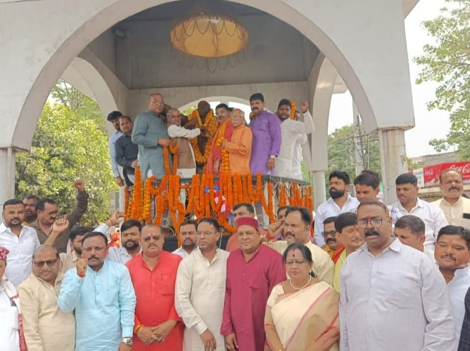 भाजपा कार्यकर्ताओं ने डॉ भीमराव अंबेडकर की  प्रतिमा पर माल्यार्पण किया