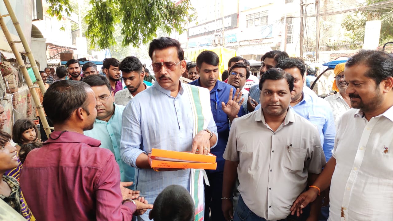 सांसद रवि किशन ने बैंक रोड पर बच्चों संग मनाई दीपावली, मिठाई बाँटकर बांटी खुशियाँ