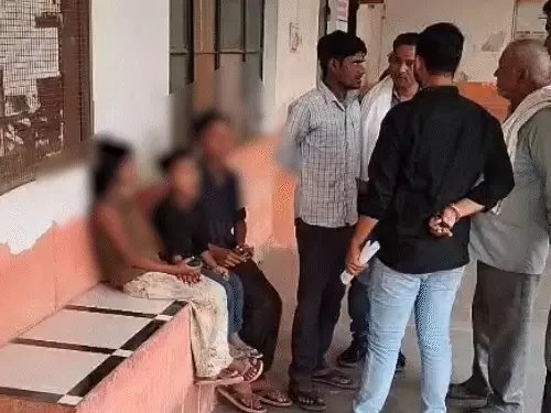 Up-एटा में 4 बच्चों की मां मनीषा अपने इंस्टाग्राम फ्रेंड मुकेश यादव (निवासी बदायूं) के साथ घर छोड़कर चली गई