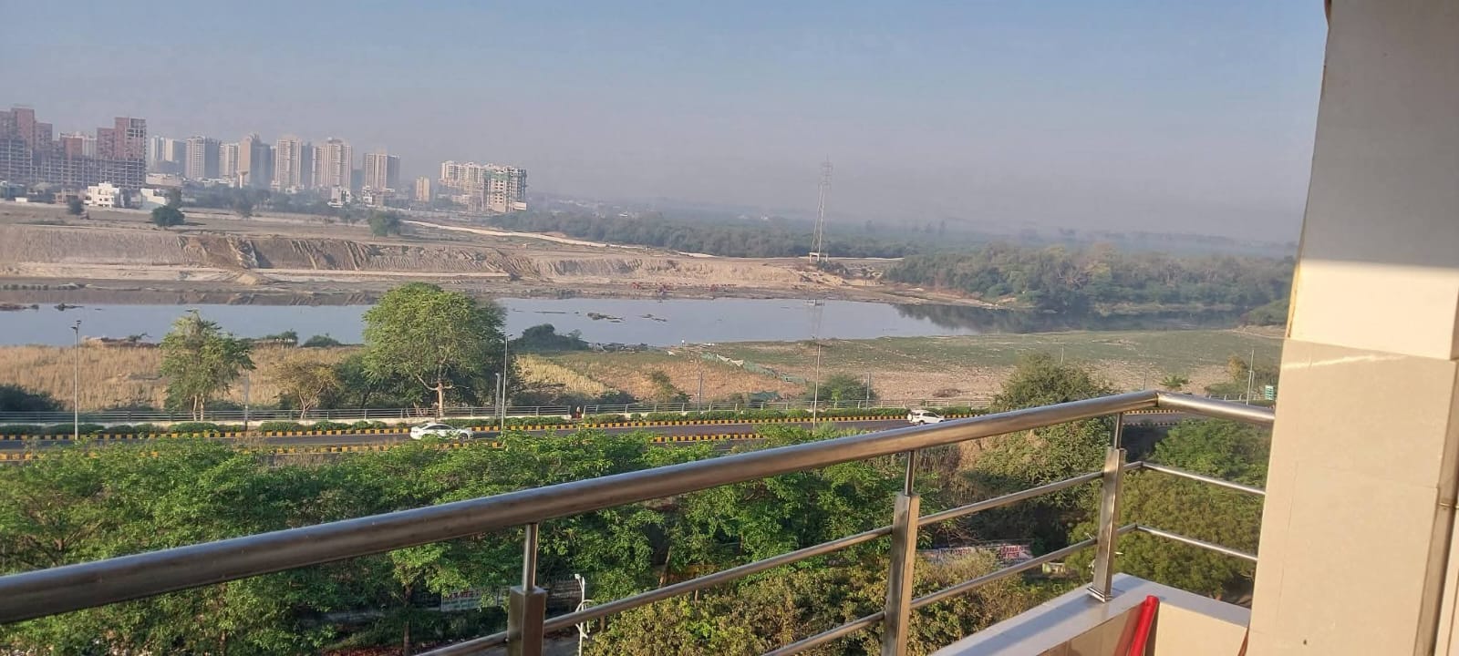 लखनऊ के बीचोंबीच गोमती का विनाश?