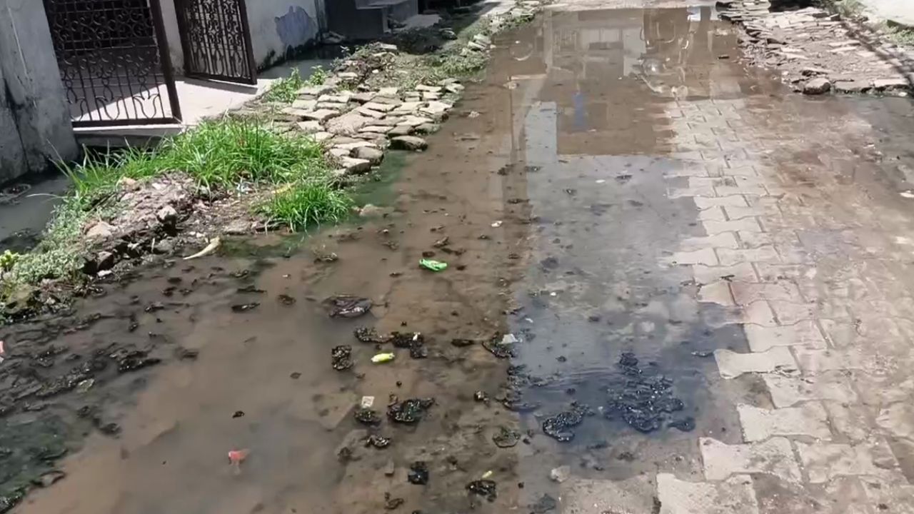 वार्ड नंबर 74 में विकास के दावों की खुली पोल — हल्की बारिश में ही रोड पर तैरा पानी