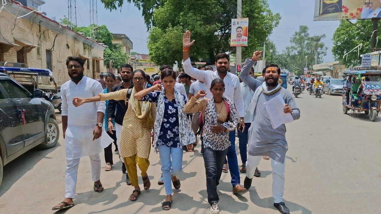 B Sc चतुर्थ सेमेस्टर में गणित में 0 से 7 अंक सैकड़ों छात्र फेल पूर्वांचल विश्वविद्यालय पर फूटा छात्रों का गुस्सा लगाए गंभीर आरोप