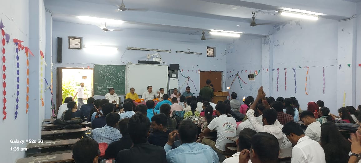 दीन दयाल उपाध्याय गोरखपुर विश्वविद्यालय में मंगलवार को हिंदी दिवस सप्ताह के अंतर्गत विशिष्ट व्याख्यान का आयोजन किया गया। कार्यक्रम में उपस्थित विशिष्ट जनों का स्वागत विभाग के छात्र छात्रओं द्वारा किया गया।