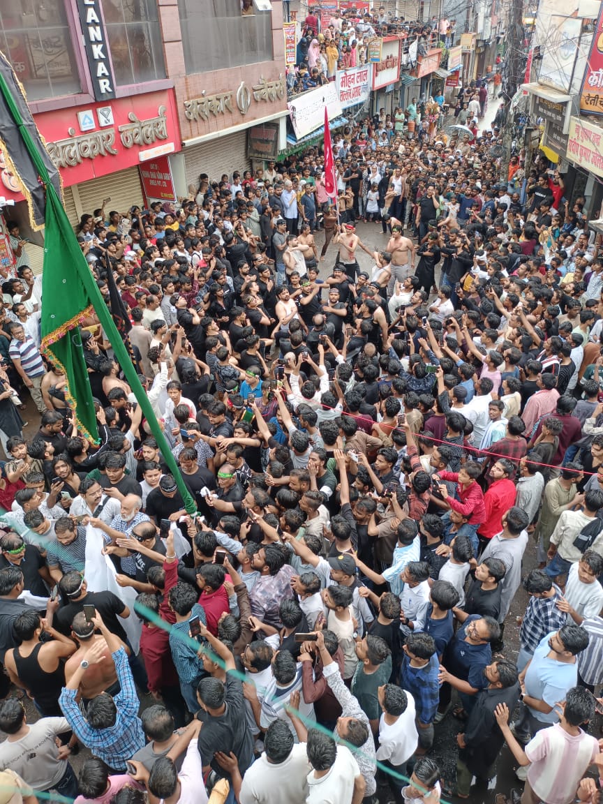 गोरखपुर में, मोहर्रम की चौथी तारीख को अंजुमन हुसैनिया के नेतृत्व में बसंतपुर से जंजीरी मातमी जुलूस निकाला गया