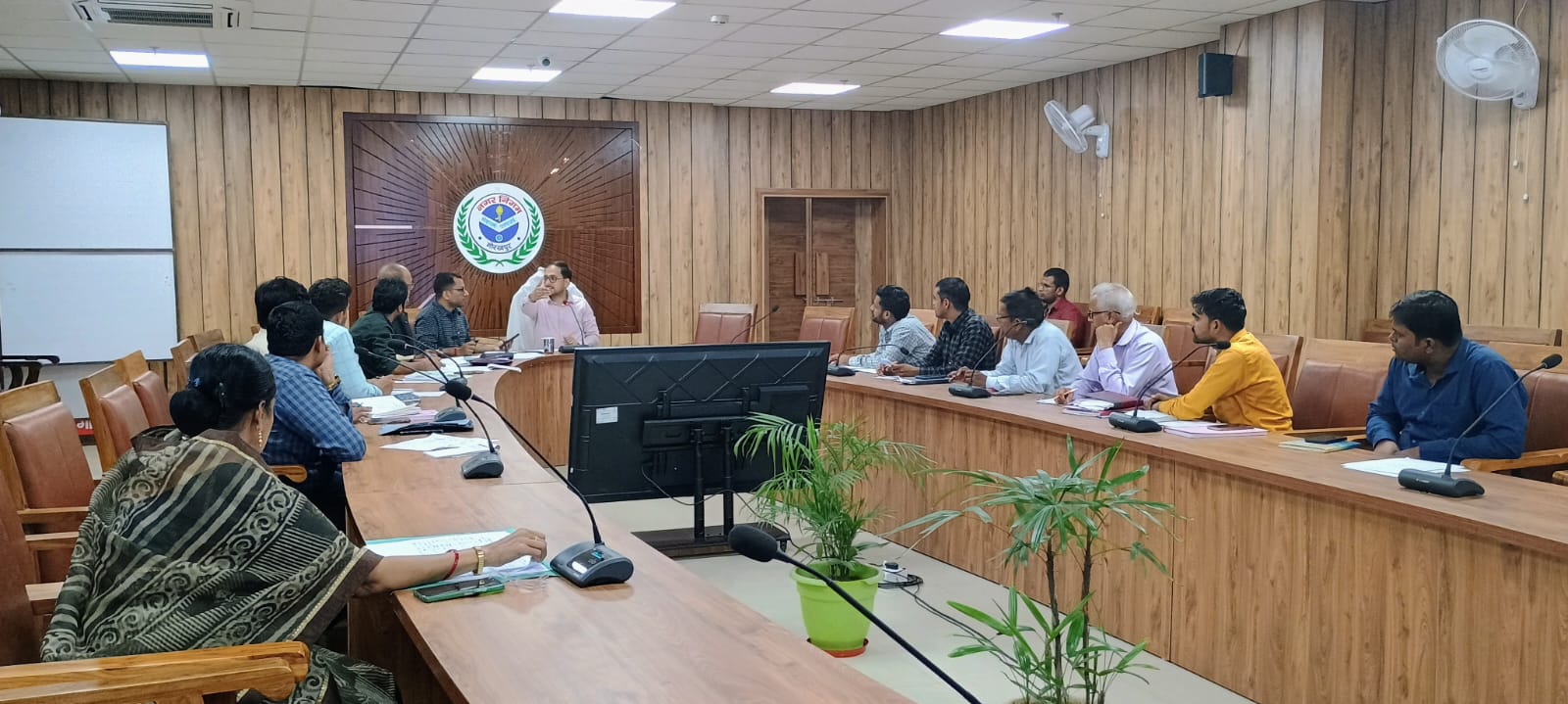 गोरखपुर: नगर आयुक्त ने पथ प्रकाश विभाग की समीक्षा बैठक की