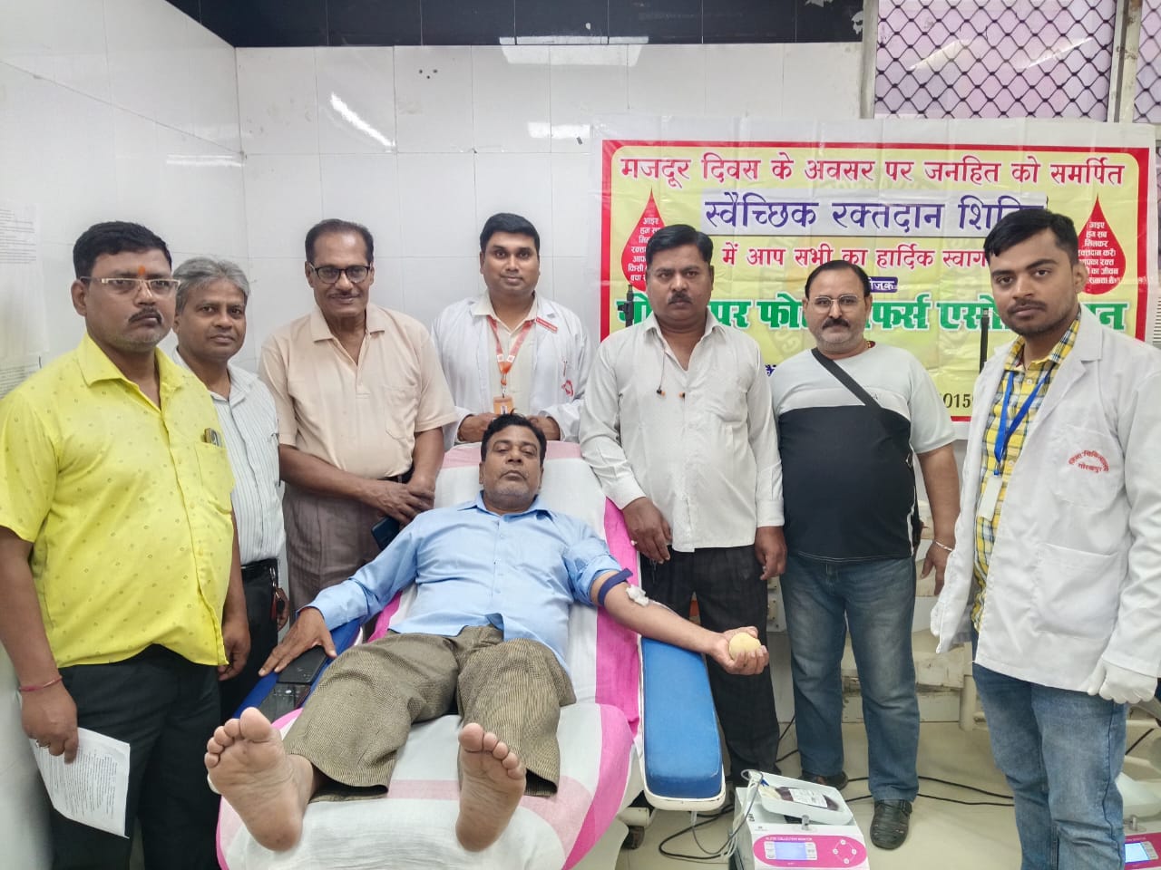 गोरखपुर फोटोग्राफर्स एसोसिएशन ने मजदूर दिवस पर रक्तदान कर दिखाया सामाजिक सरोकार
