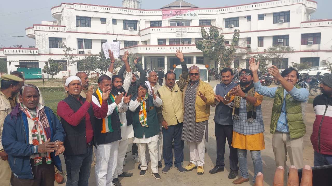 कांग्रेस पार्टी के कार्यकर्ताओं ने जिला अधिकारी के माध्यम से राज्यपाल को दिया गया ज्ञापन