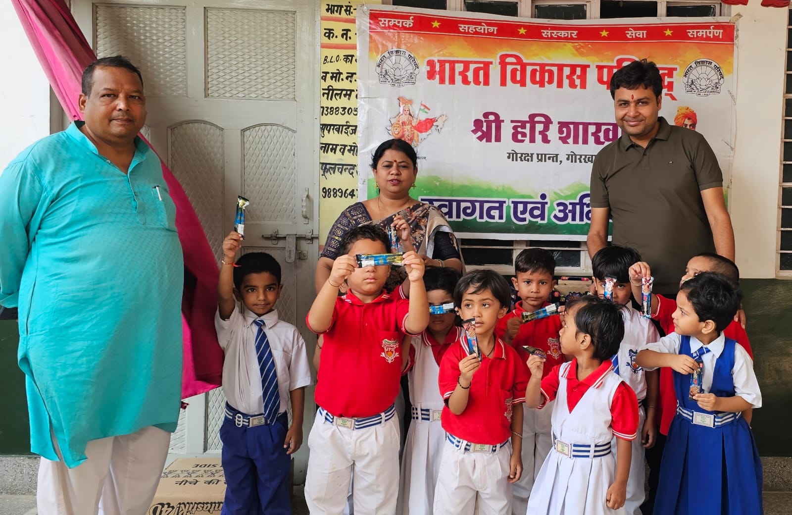 भारत विकास परिषद श्रीहरि शाखा द्वारा सावन में बच्चों को चॉकलेट वितरित
