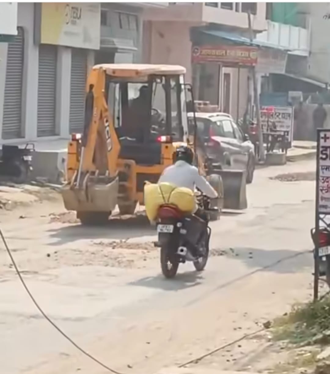 नगर पालिका के खिलाफ अभिनव सिंह का “पोल खोल अभियान” लाया असर, शुरू हुआ गड्ढा मुक्त सड़क अभियान