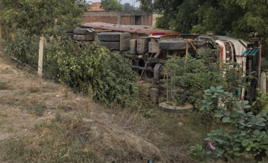 बालू लेकर जा रहे तेज रफ्तार ट्रेलर के सामने अचानक आ गया जानवर, अनियंत्रित होकर पलटी ट्रेलर के नीचे दबकर खलासी की दर्दनाक मौत