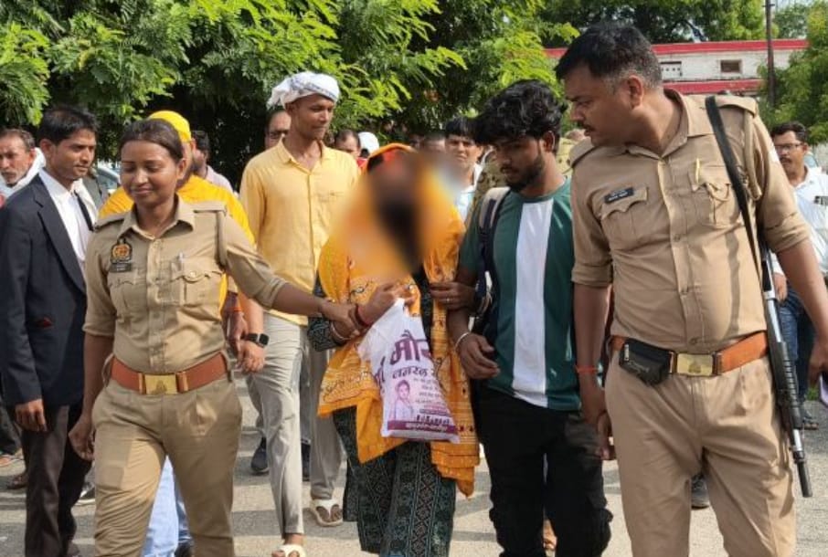 मंदिर में हिंदू युवती से मुस्लिम युवक ने की शादी, तहसील में हिंदू संगठनों ने पकड़कर लगाया लव जिहाद का आरोप, पिता ने दी तहरीर