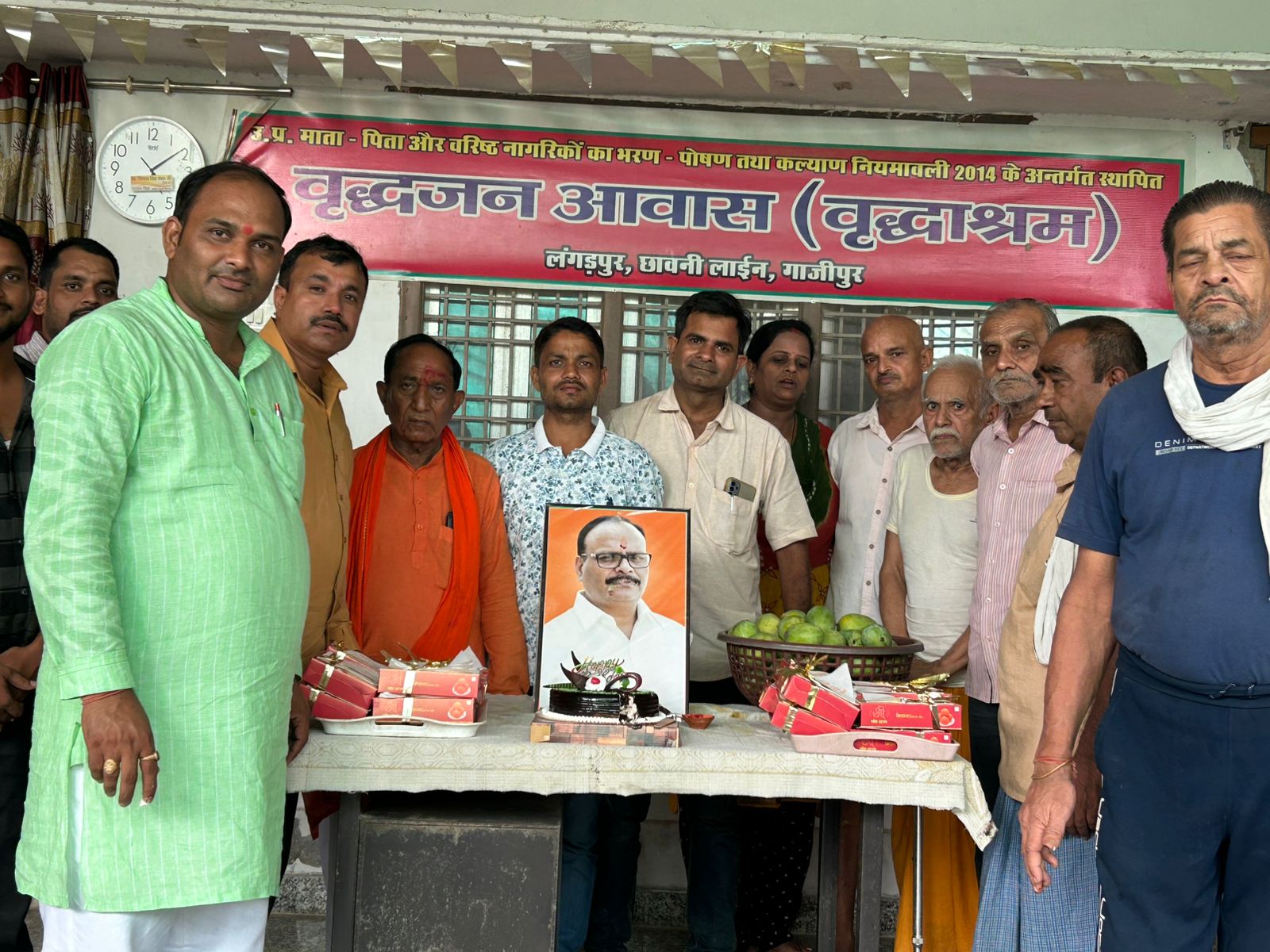 उपमुख्यमंत्री के जन्मदिन पर वृद्धाश्रम में मानवता का पर्व, छात्र नेता विवेकानंद पांडेय के नेतृत्व में हुआ सेवा आयोजन