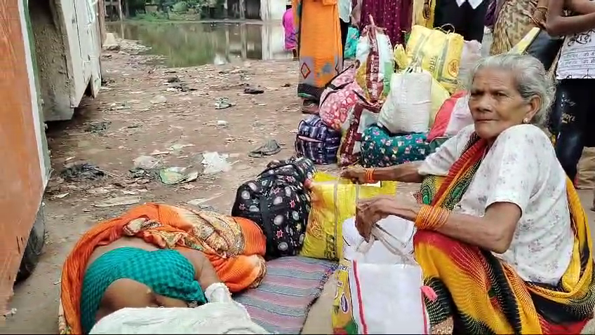 रक्षाबंधन पर्व पर समय से बस न मिलने पर जनता में दिखा आक्रोश