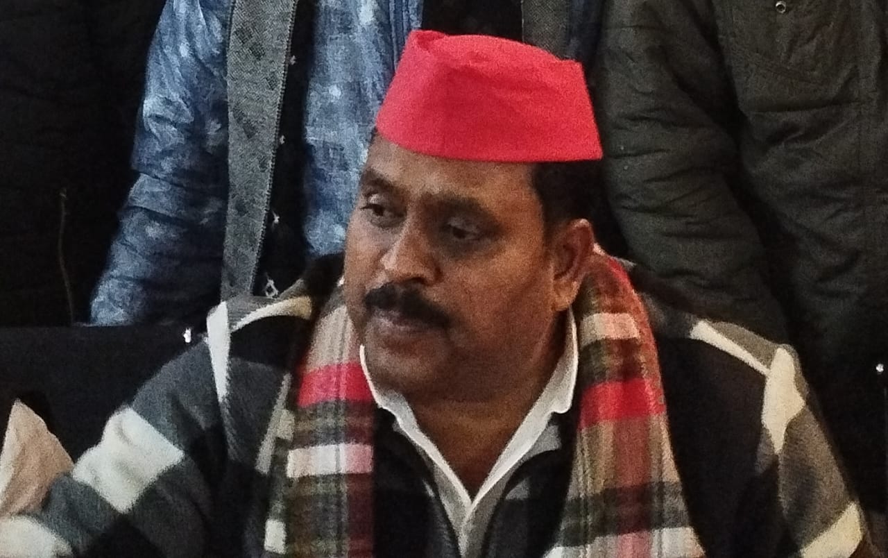 समाजवादी पिछड़ा वर्ग प्रकोष्ठ के प्रदेश अध्यक्ष एवं पूर्व एम एल सी डाक्टर राजपाल कश्यप जी ने समाजवादी पार्टी के बेतियाहाता स्थित कार्यालय पर प्रेस वार्ता में कहा कि केंद्र और प्रदेश में भाजपा की सरकार पूरी तरफ फेल हो गई है।