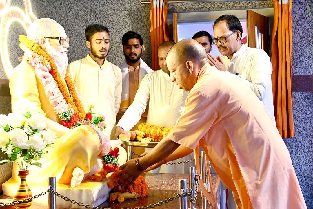 मुख्यमंत्री ने अपने पूज्य गुरुदेव राष्ट्रसंत ब्रह्मलीन महंत अवेद्यनाथ जी महाराज के समाधि स्थल पर भी पुष्पांजलि अर्पित की।